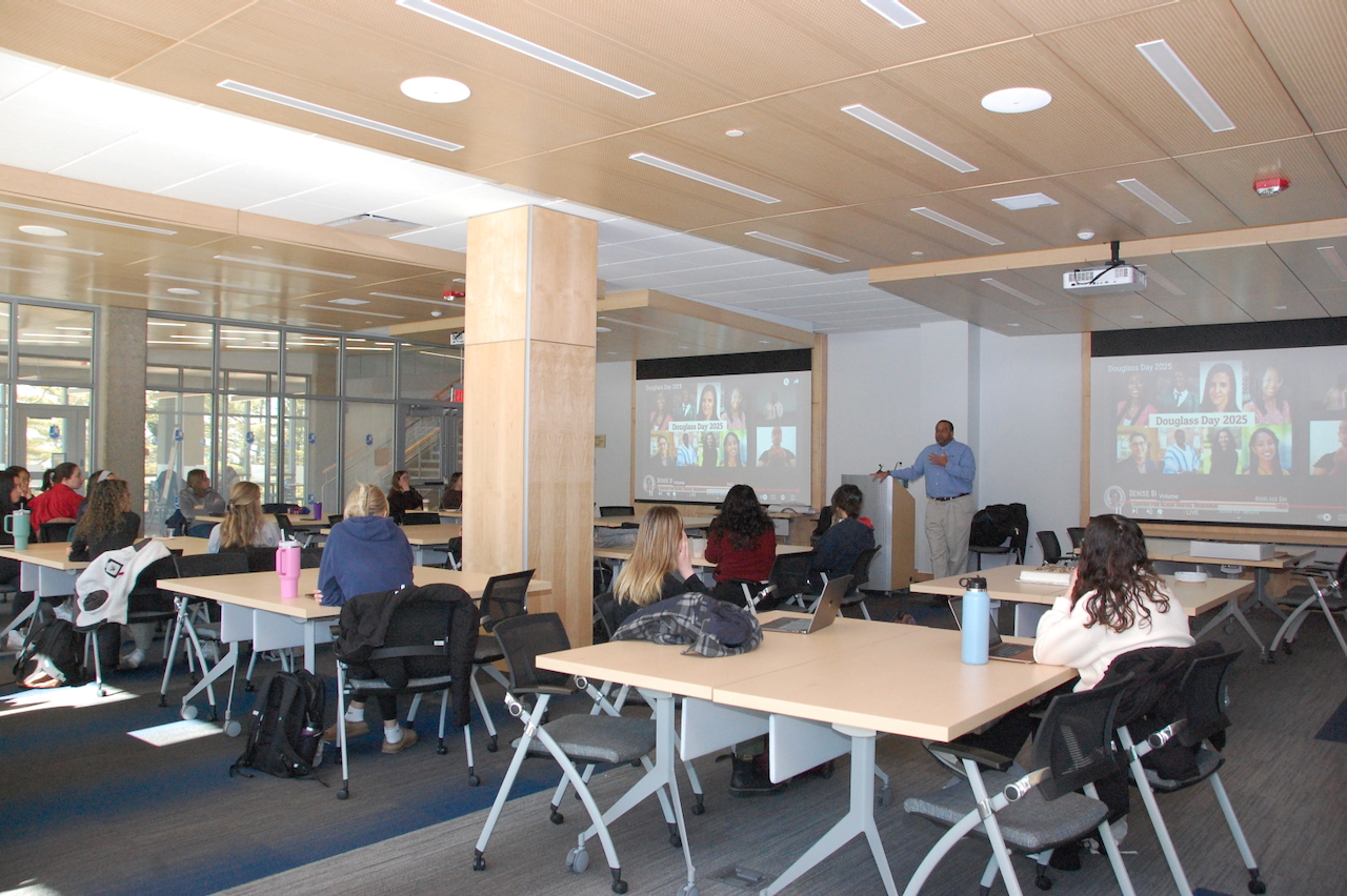 Rodmon King, Geneseo Chief Diversity Officer, speaks to a group of student transcribers in Milne Library